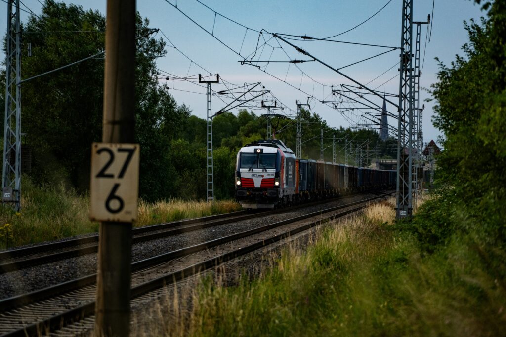 波兰铁路遭蓄意破坏：关键基础设施投资风险升级