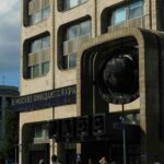 艺术投资市场新风向：黄金马桶拍卖刷新替代资产纪录